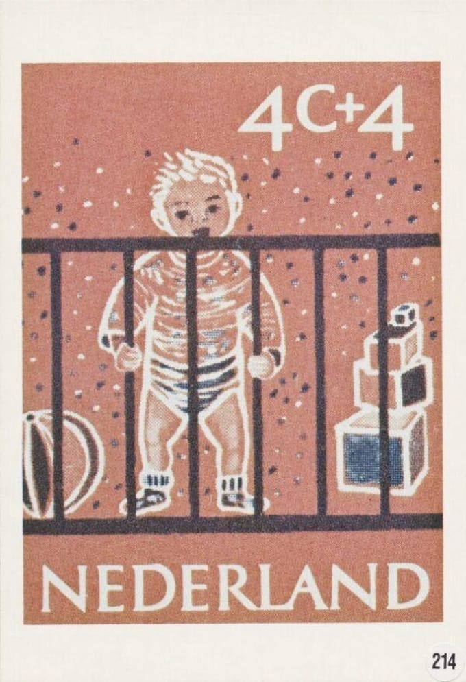 Briefkaart met afbeelding Kleuter in box postzegel