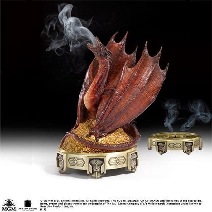 Hobbit - Smaug wierook brander