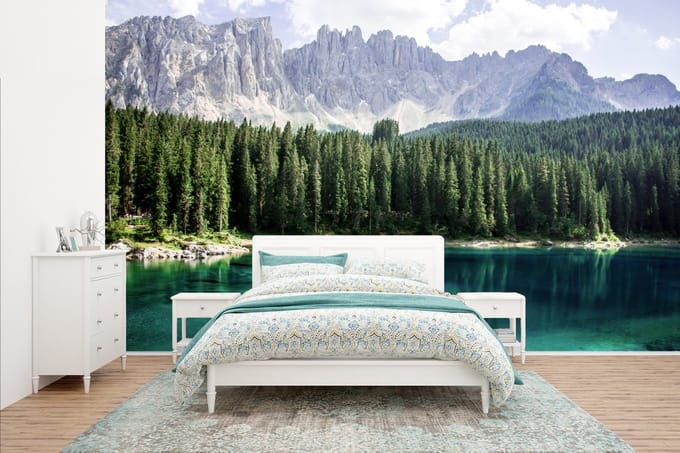 Behang - Fotobehang Berg - Bomen - Water - Breedte 400 cm x hoogte 240 cm