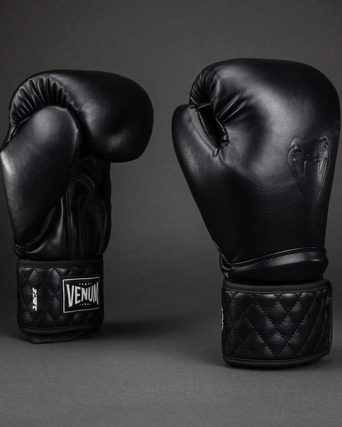 Venum Impact Classic Bokshandschoenen - Zwart - 14 OZ