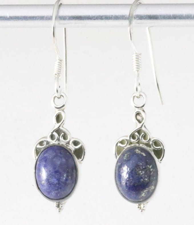 Fijne bewerkte zilveren oorbellen met lapis lazuli