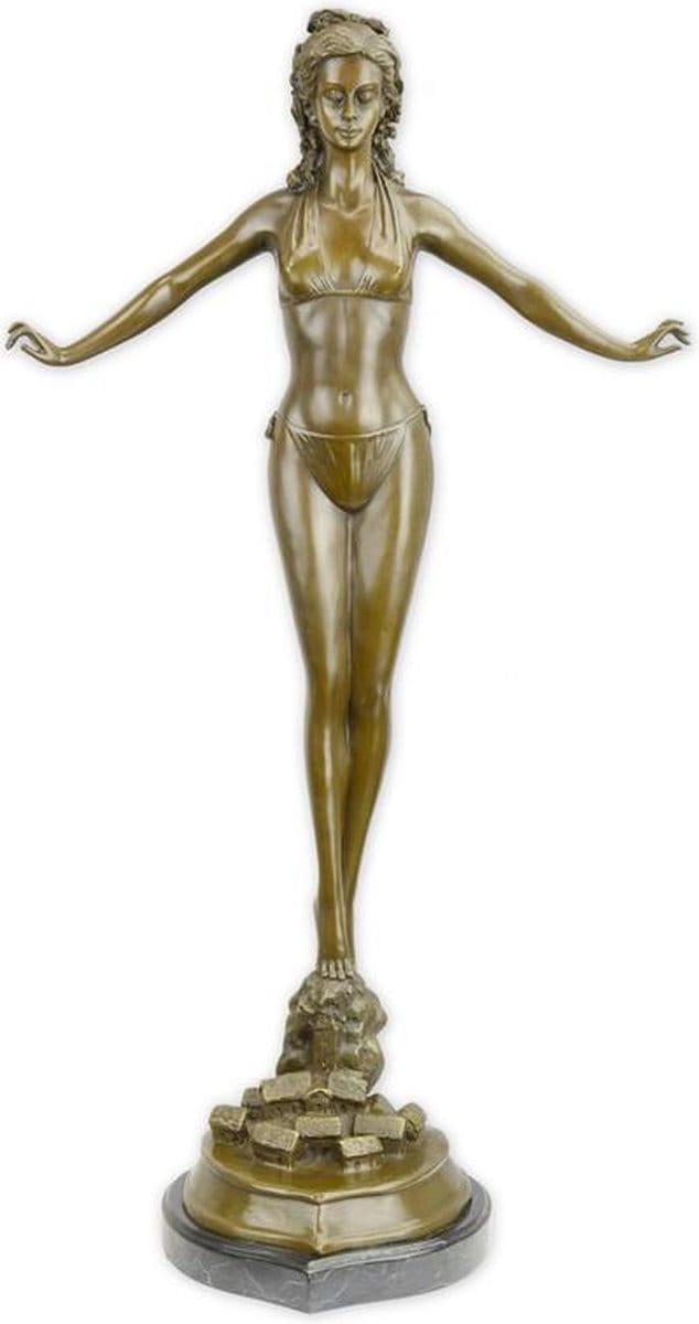 EEN BRONZEN SCULPTUUR VAN EEN VROUW IN BIKINI
