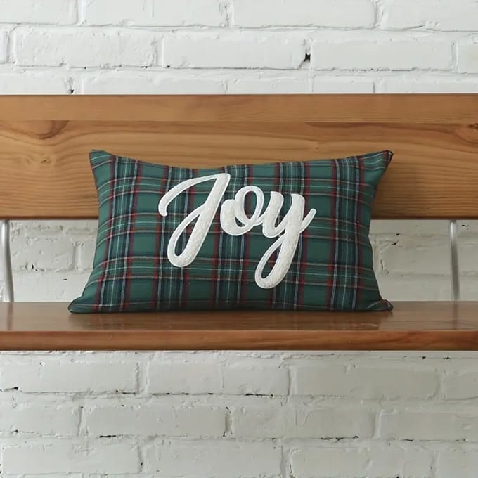 Kussenhoes Kerst ruitjes groen met wit fluffy tekst Joy 30x50
