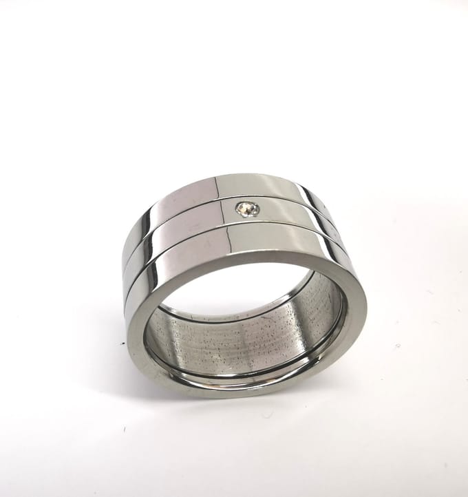 RVS - brede - triple  stress - spinning ringen - maat 20 - kleine zirkonia in middelste ring.