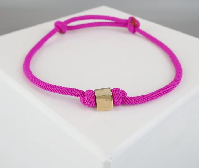 Roze armband met gouden kubus