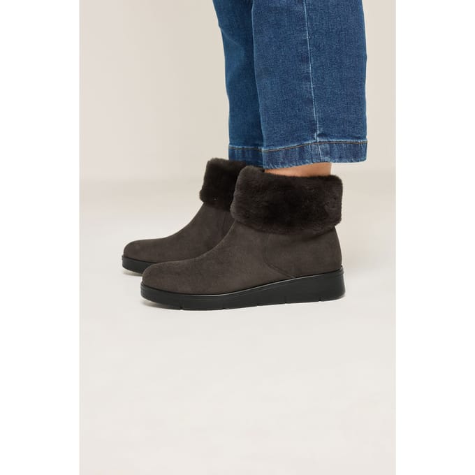 Yours Chocoladebruine Enkellaarzen Van Imitatiesuède Met Bontafwerking In Brede Epasvorm Size 41EEE