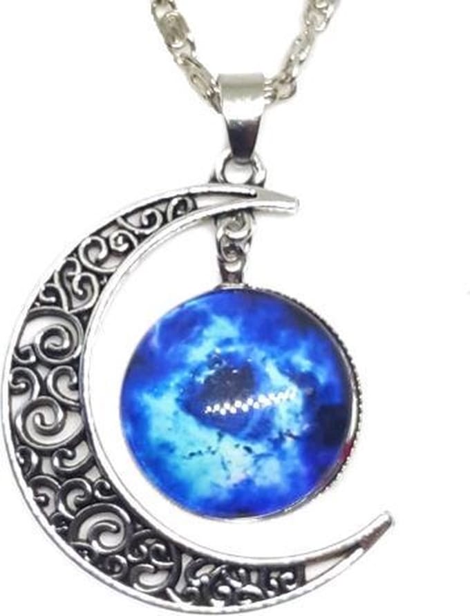 Ketting zilverkleurig met maan hanger en prachtige wolken