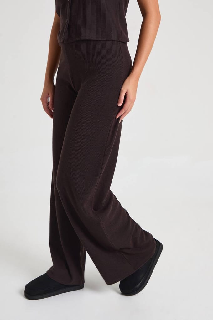 boohoo Dames Gerimpelde rib top met knoopdoorloop capmouwen en broekset | Chocoladebruin | Maat: 38