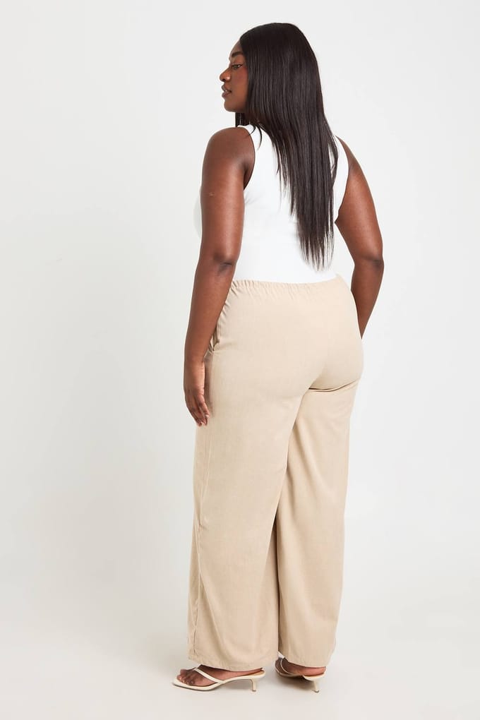 boohoo Dames Plus Ribfluwelen Wijde Pijpenbroek | Steen | Maat: 54
