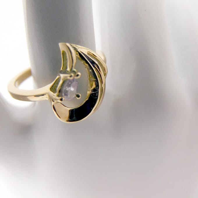 Schitterende rosé-gouden ring met unieke roze/lila diamant