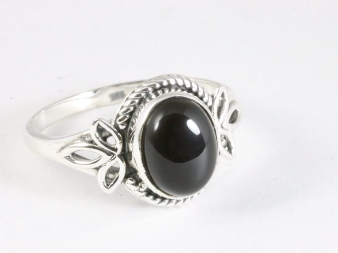 Fijne bewerkte zilveren ring met onyx - maat 19.5