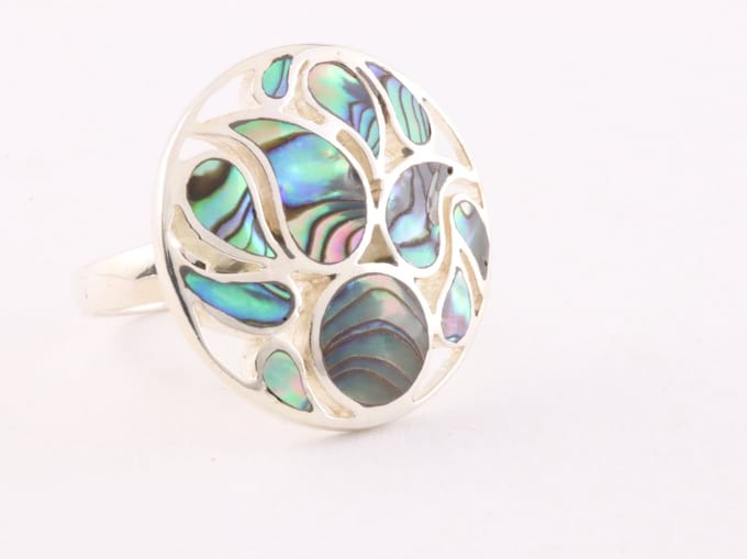 Ronde opengewerkte zilveren ring met abalone schelp - maat 18.5