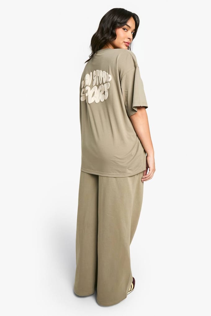 boohoo Dames Plus DSGN Studio Sport Puff Print Straight Leg Jogger | Khaki | Maat: 28