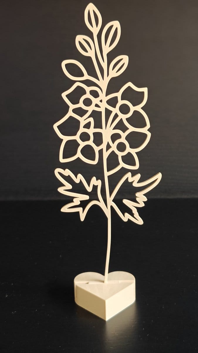 Geboortebloem Juli – Ridderspoor | Levensbloem beige op hartvormige standaard (22 cm)