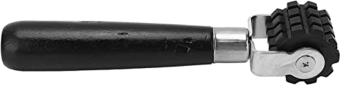 Isolatie Roller - Geluidsisolatie Tool - Geluiddemping Aanbrengen - Ergonomisch Houten Handvat - 17.5 cm Lengte - Zwart