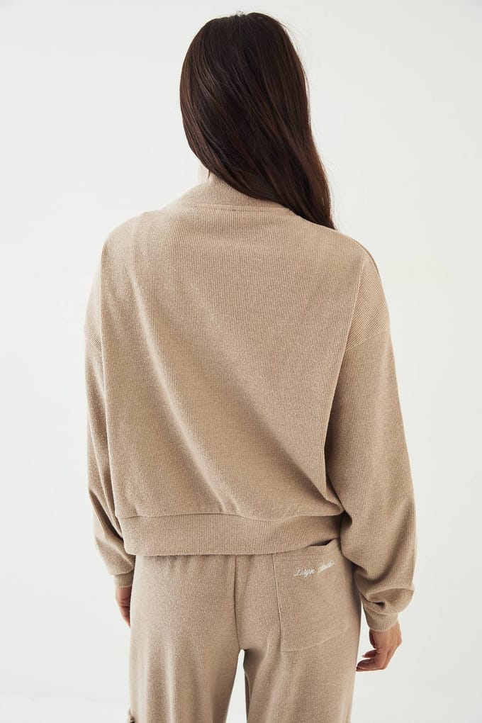 Dames DSGN Studio Geborstelde Rib Sweatshirt met Knoopdetail | Stone | Maat: Medium