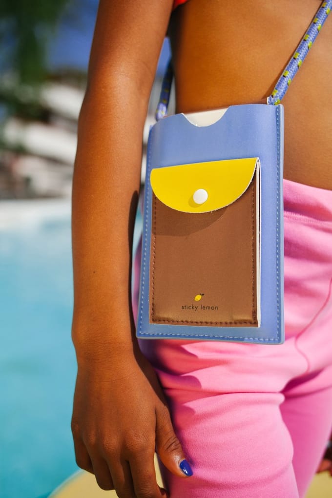 Sticky Lemon - telefoon pouch - beter samen - zwembad