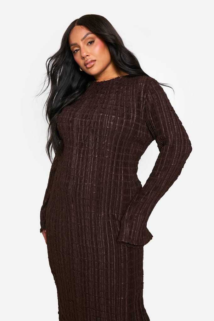 boohoo Dames PLUS GETEXTUREERDE MAXI-JURK MET UITLOPENDE MOUWEN | Chocolate | Maat: 24