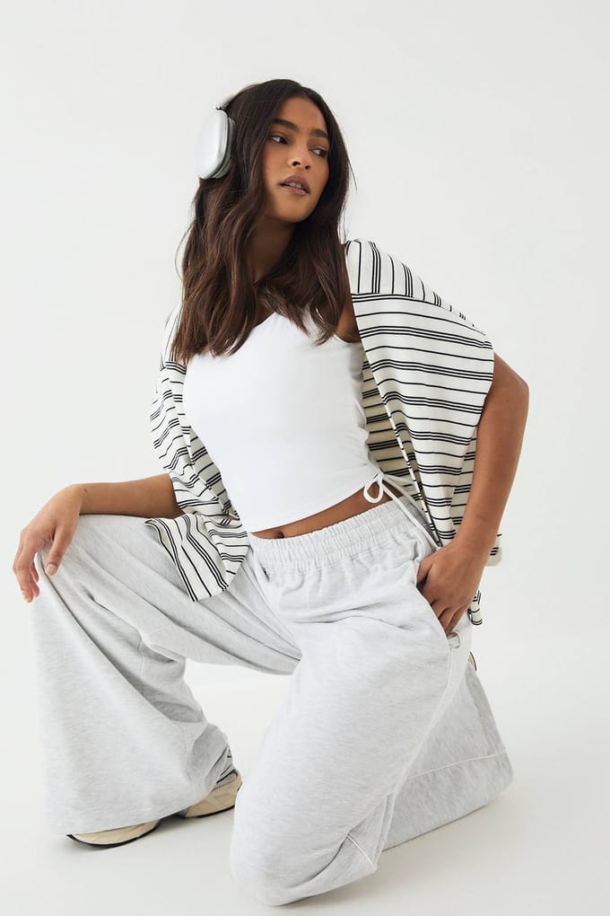 Dames DSGN Studio Joggingbroek met Paspeldetail Middelhoge Taille Wijde Pijpen | Asgrijs | Maat: Small