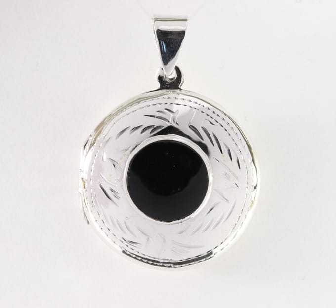 Rond bewerkt zilveren medaillon met onyx