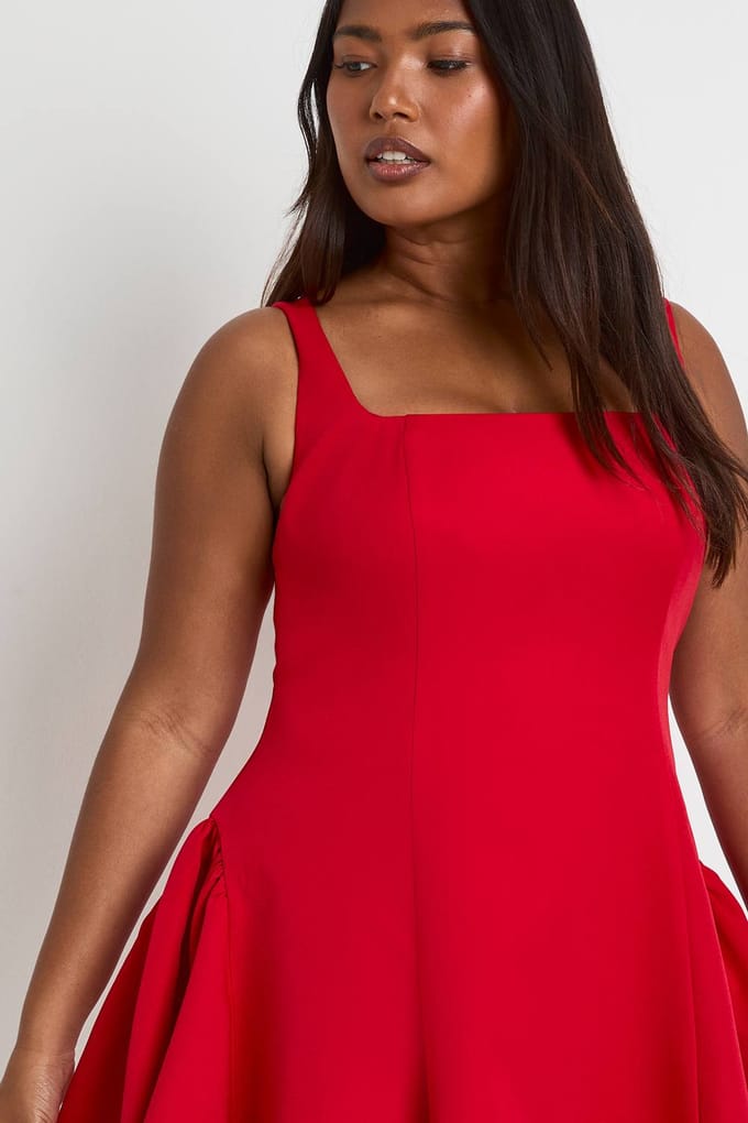 boohoo Dames Plus geraffeld bandeau puffball skaterjurk | Red | Maat: 26