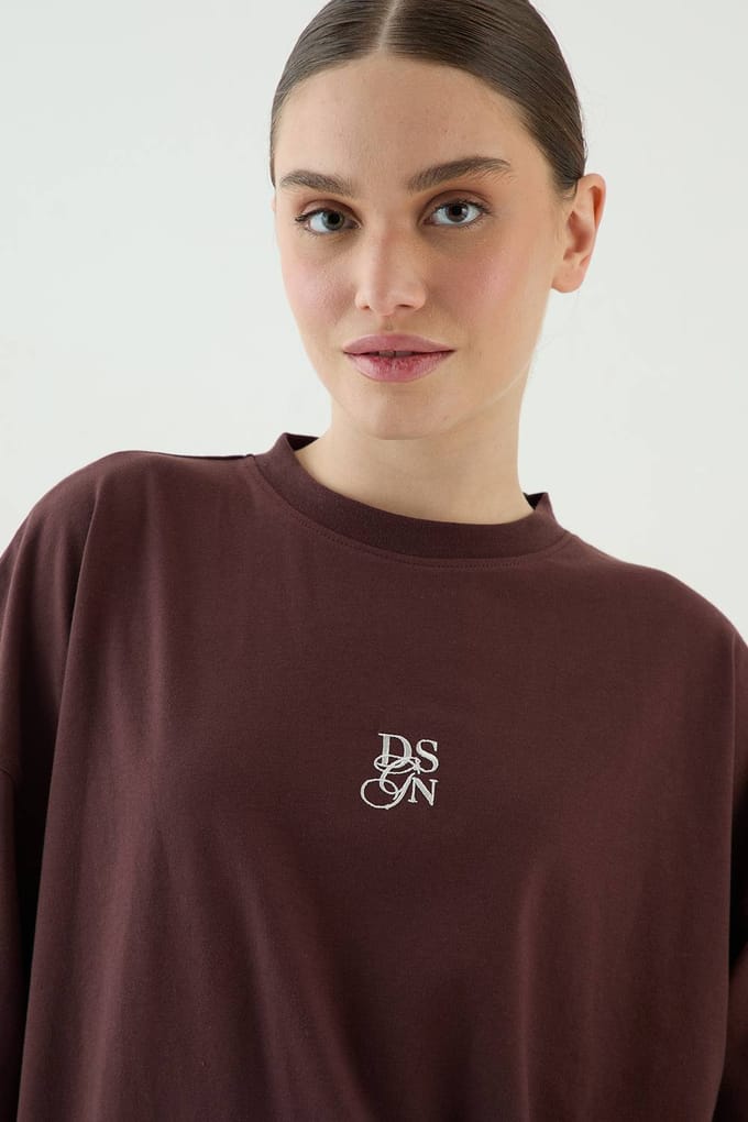 Dames Dsgn Studio T-shirt Met Ronde Hals En Korte Mouwen | Chocoladebruin | Maat: Small
