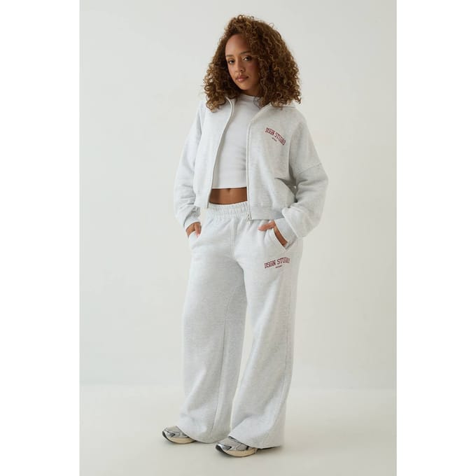 Dames Dsgn Studio Collegiate Bedrukte Rechte Pijp Joggingbroek | Asgrijs | Maat: Medium