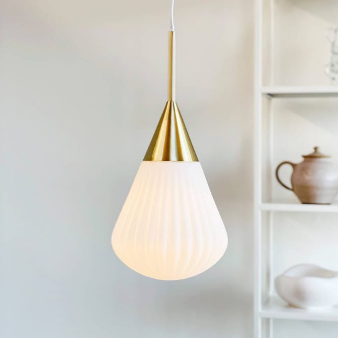 Dyberg Larsen hanglamp Ballon, Ø 21 cm wit/messingkleurig