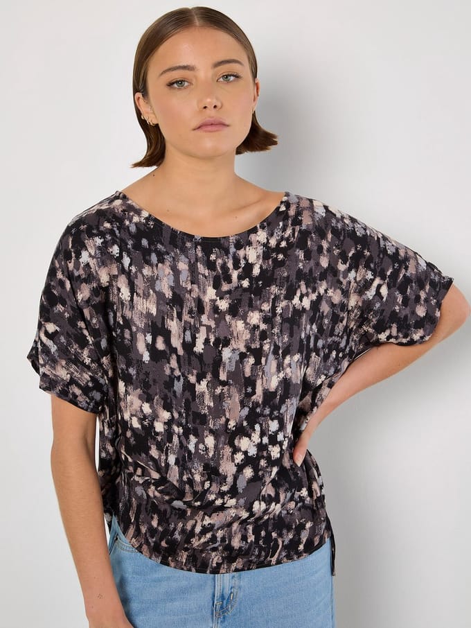 Top met abstracte penseelstreken