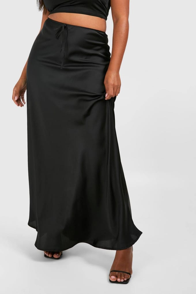 boohoo Dames Plus Satijn Trekkoord Maxi Rok | Black | Maat: 16