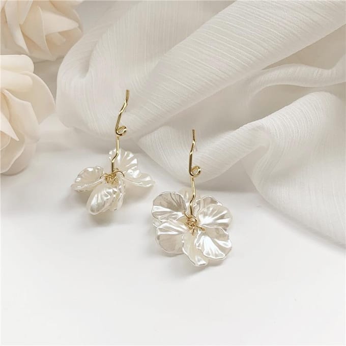 Retro Imitatie Schelp Bloemblaadjes Gepersonaliseerde Lange Parel Stud Oorbellen Dames goud
