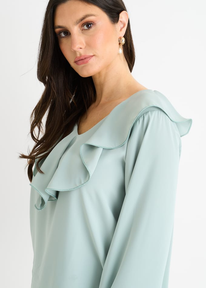 Saliegroene losvallende blouse met brede ruches