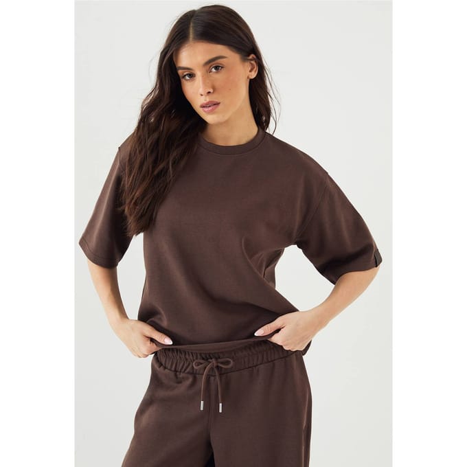 Dames DSGN Studio Interlock Crew Neck Oversized T-Shirt | Dark Chocolate | Maat: Medium