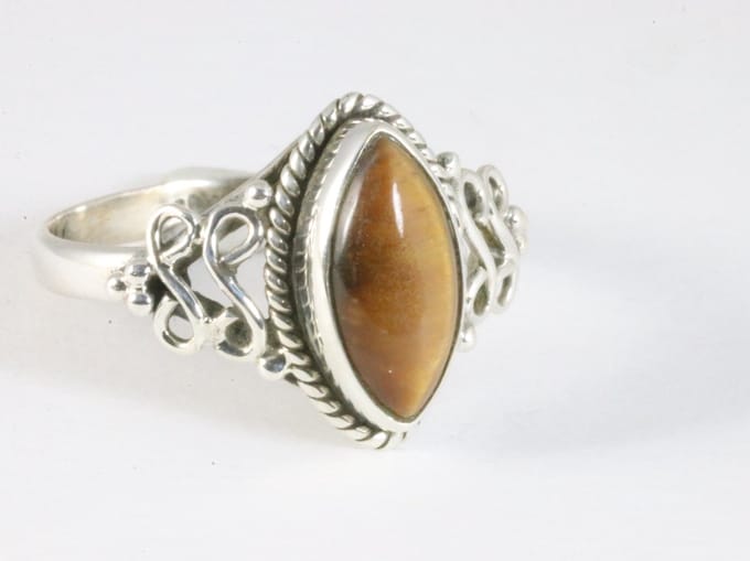Fijne bewerkte zilveren ring met tijgeroog - maat 20