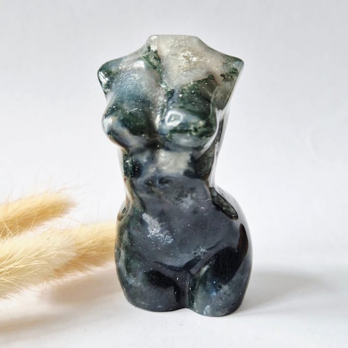 Mosagaat vrouwenbeeldje 8 cm (#47) – handgeslepen edelsteen carving