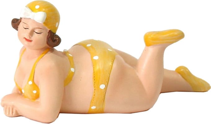 Home decoratie beeldje dikke dame - liggend - geel badpak - 14 cm