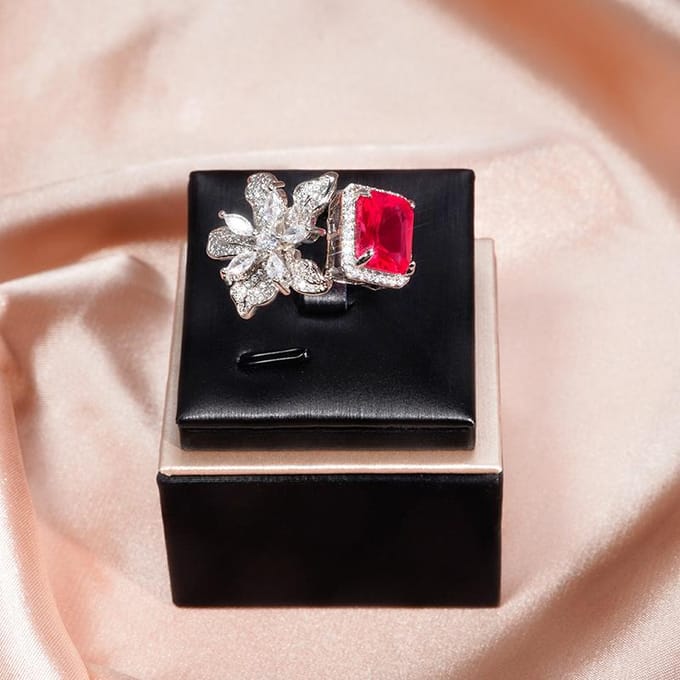 Camellia Luxe Gekleurde Schat Imitatie Robijn Ring voor Dames black