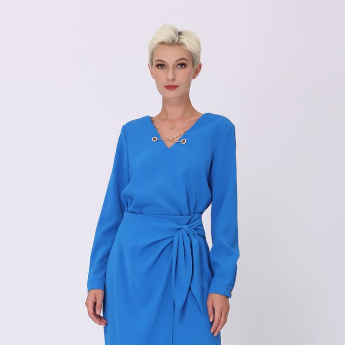 V -neck blouse en decoratieve ketting