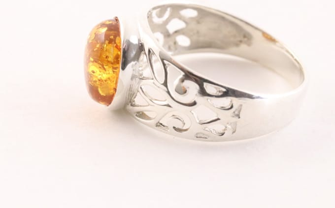 Opengewerkte zilveren ring met amber - maat 18