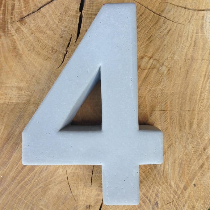 betonnen huisnummer 4, nummer vier van beton