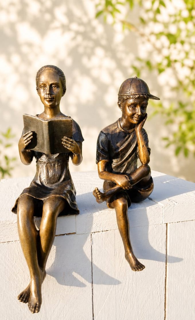 BRONZEN BEELDEN / JONGEN MET PET EN LEZEND MEISJE / KINDEREN/ MENS / BRONS / setprijs
