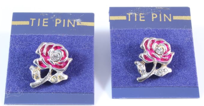Kraag of dasspeld bloem met rood en strass