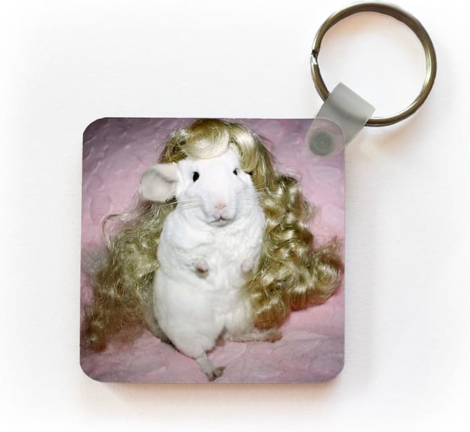 Sleutelhanger - Uitdeelcadeautjes - Een Chinchilla met blonde pop pruik - Plastic