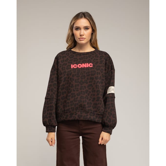 Sweatshirt met dierenprint en de tekst 'iconic' in neonkleur.