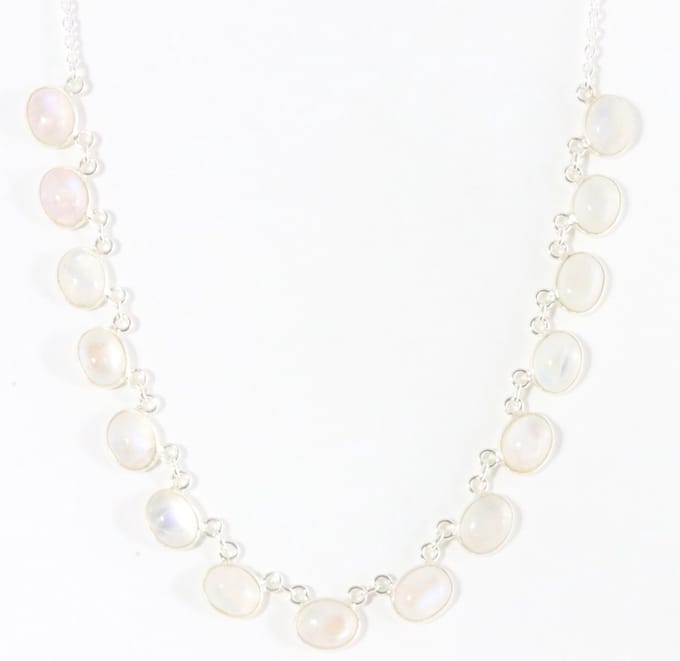 Zilveren collier met regenboog maansteen