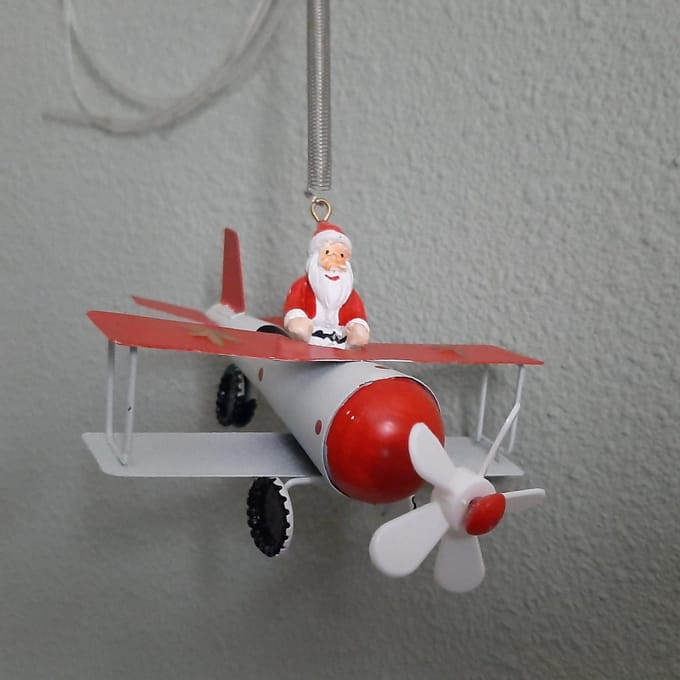 Springveer kerst: kerstman in vliegtuig