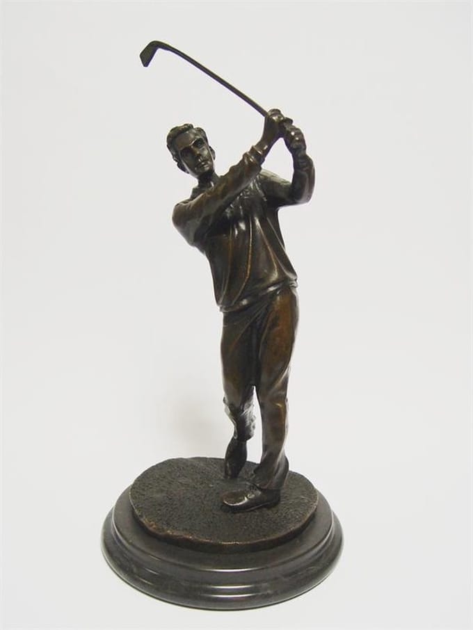Een bronzen beeld/sculptuur van een golfer