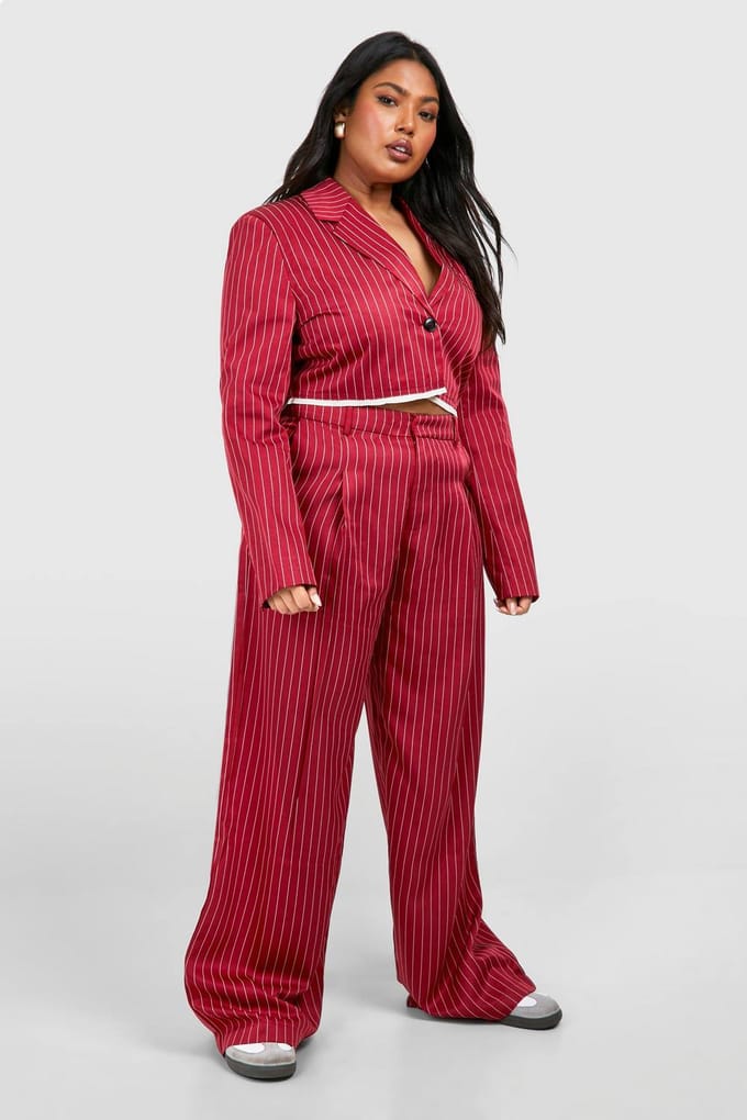 boohoo Dames Plus Ruwe Zoom Streepjes Cropped Blazer | Kersen | Maat: 48