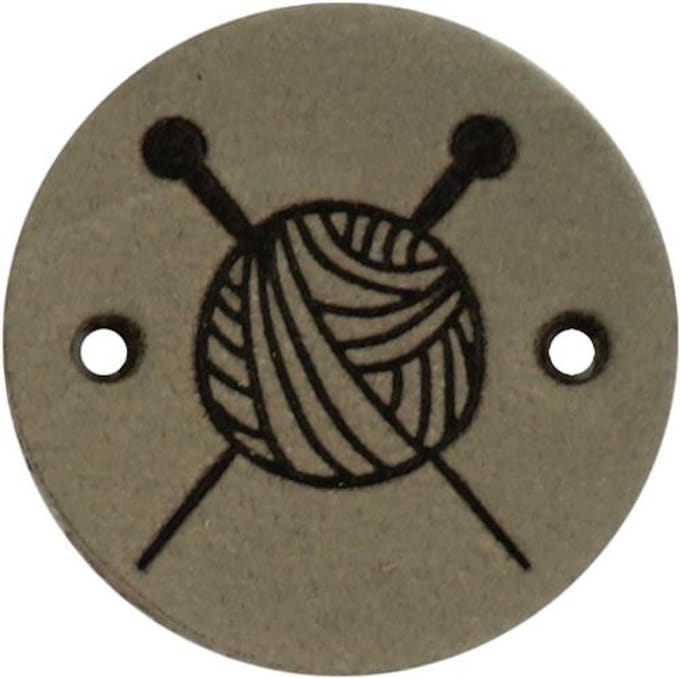 Durable Leren Label met Bolletje Wol en Breinaalden – 2 cm – Set van 2 Stuks