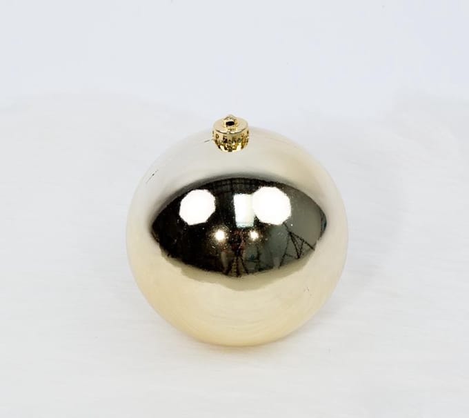 1 Onbreekbare kerstbal in koker diameter 15 cm champagne glanzend
